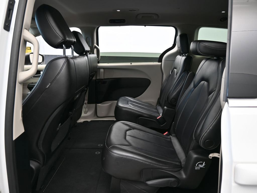 Used 2023 Chrysler Pacifica Touring-L image 32