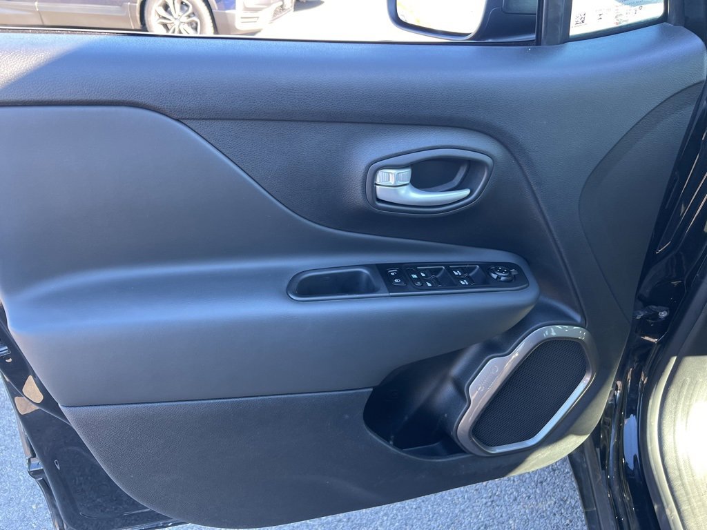 Used 2023 Jeep Renegade Latitude w/ Premium Group image 19