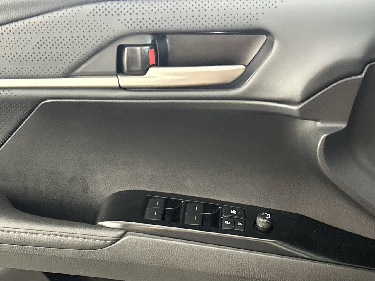 Used 2025 Toyota Camry XSE FWD image 18