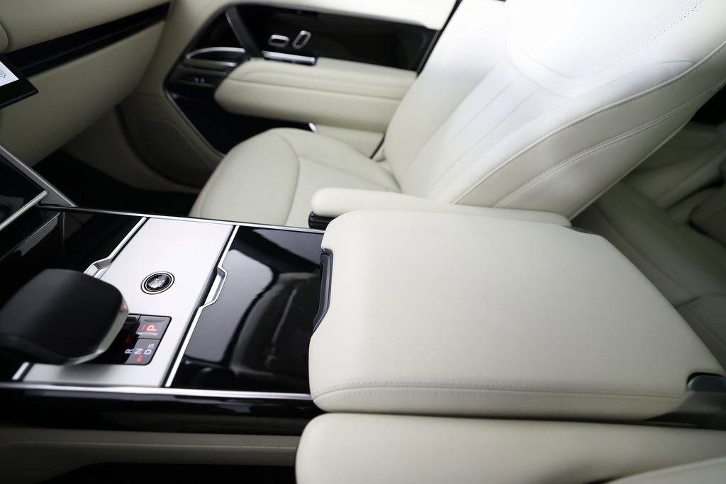 Used 2025 Land Rover Range Rover SE image 42