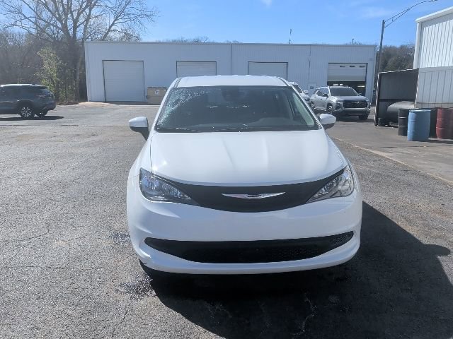 Used 2023 Chrysler Voyager LX image 8