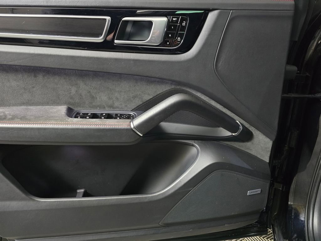 Used 2021 Porsche Cayenne GTS w/ Premium Package image 11