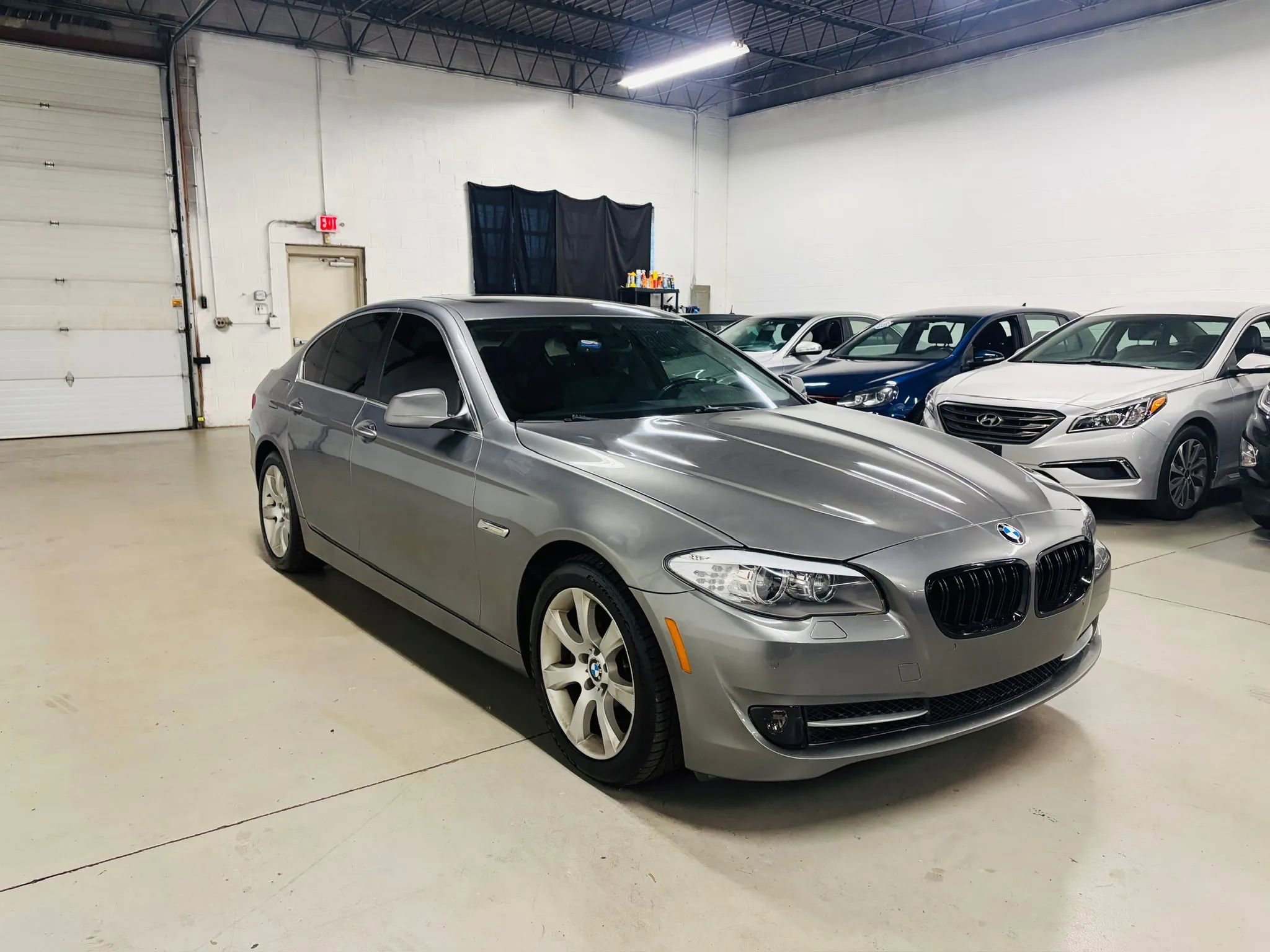 Used 2011 BMW 550i xDrive Sedan AWD/4WD image 4