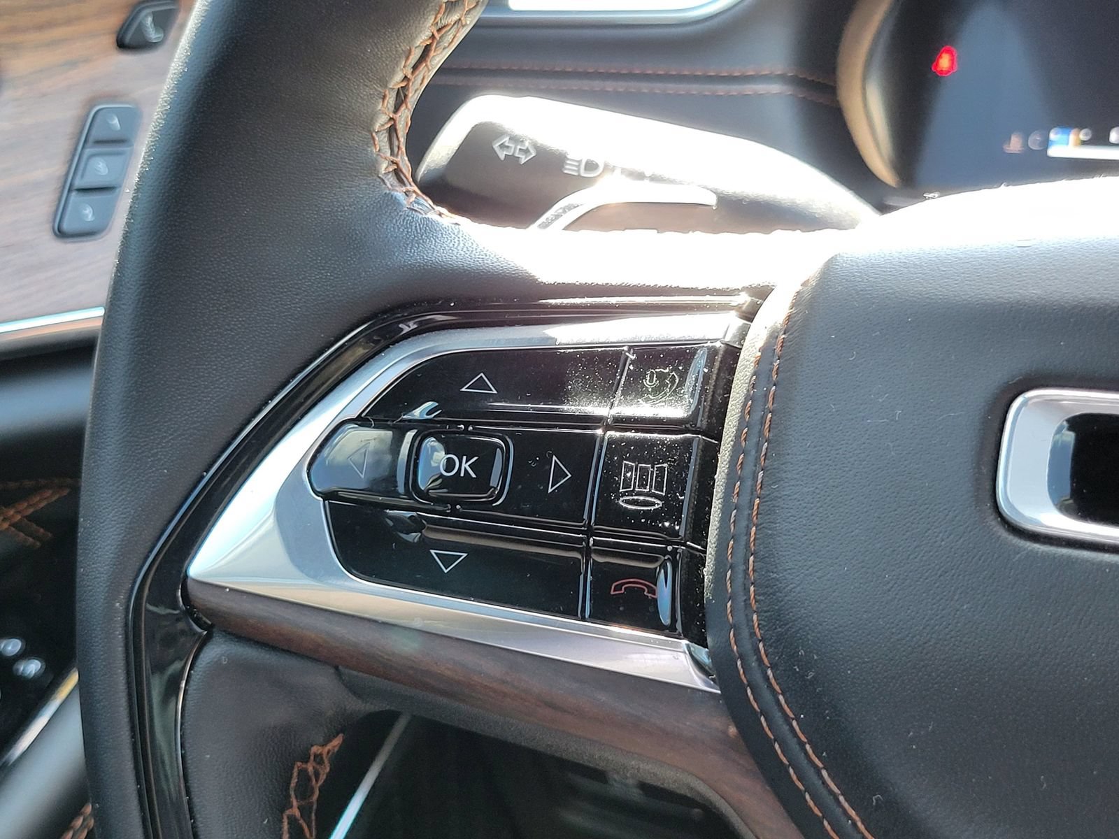 Used 2023 Jeep Grand Cherokee Summit w/ Adv Protech Group IV AWD/4WD image 17