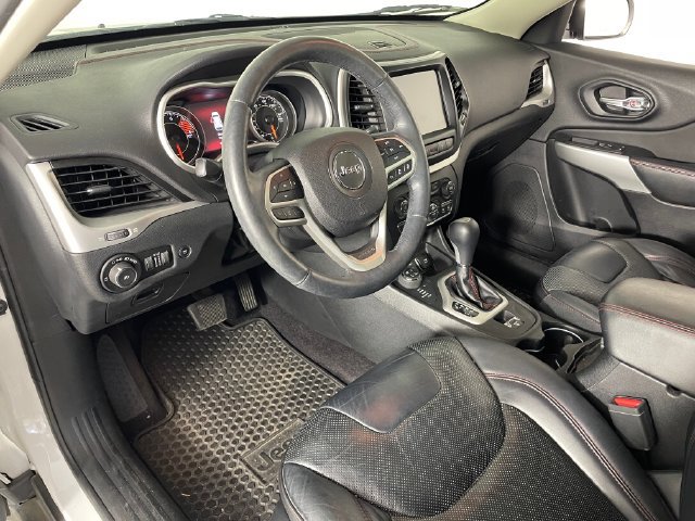 Used 2017 Jeep Cherokee Trailhawk AWD/4WD image 3