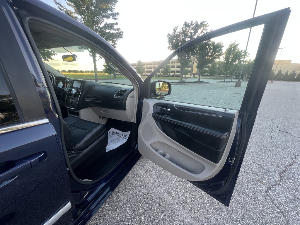 Used 2014 Chrysler Town & Country Touring FWD image 10