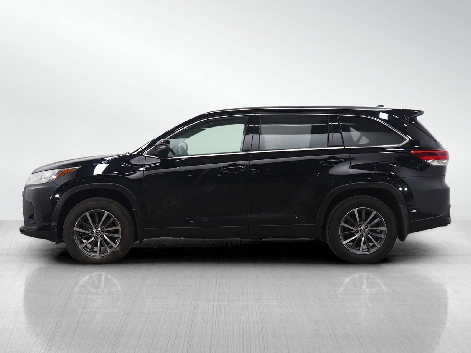 Used 2019 Toyota Highlander XLE image 2