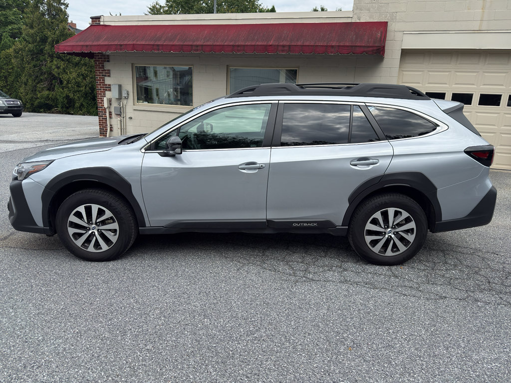 Used 2025 Subaru Outback Premium w/ Popular Package #1A AWD/4WD image 2