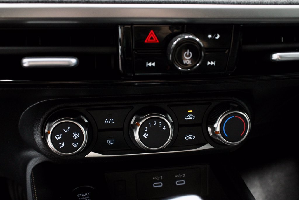 Certified 2025 Nissan Kicks SV AWD/4WD image 30