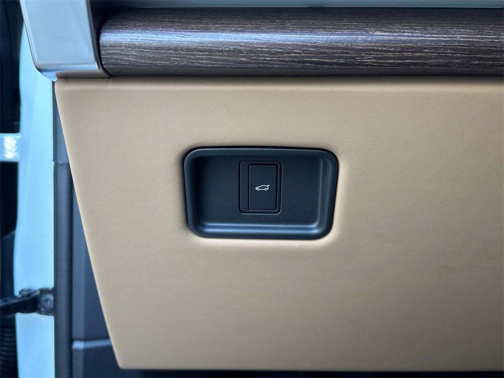 New 2025 Land Rover Range Rover SE image 32