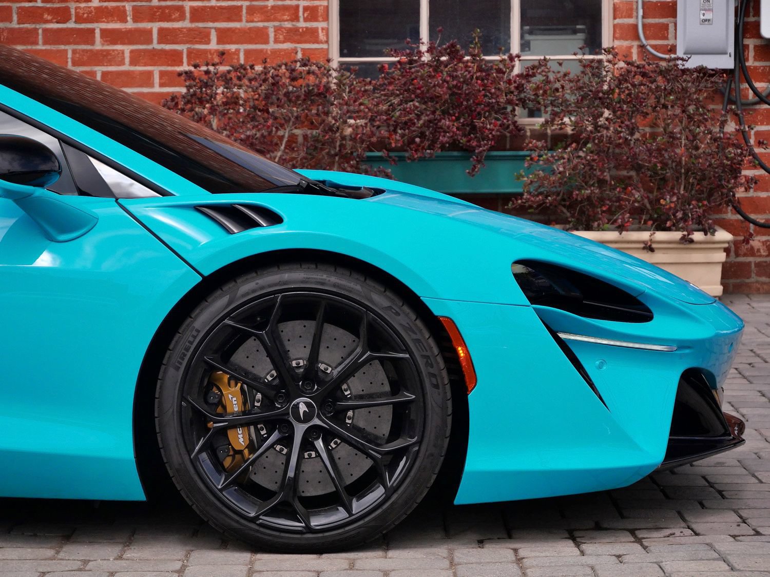 Used 2023 McLaren Artura RWD image 7