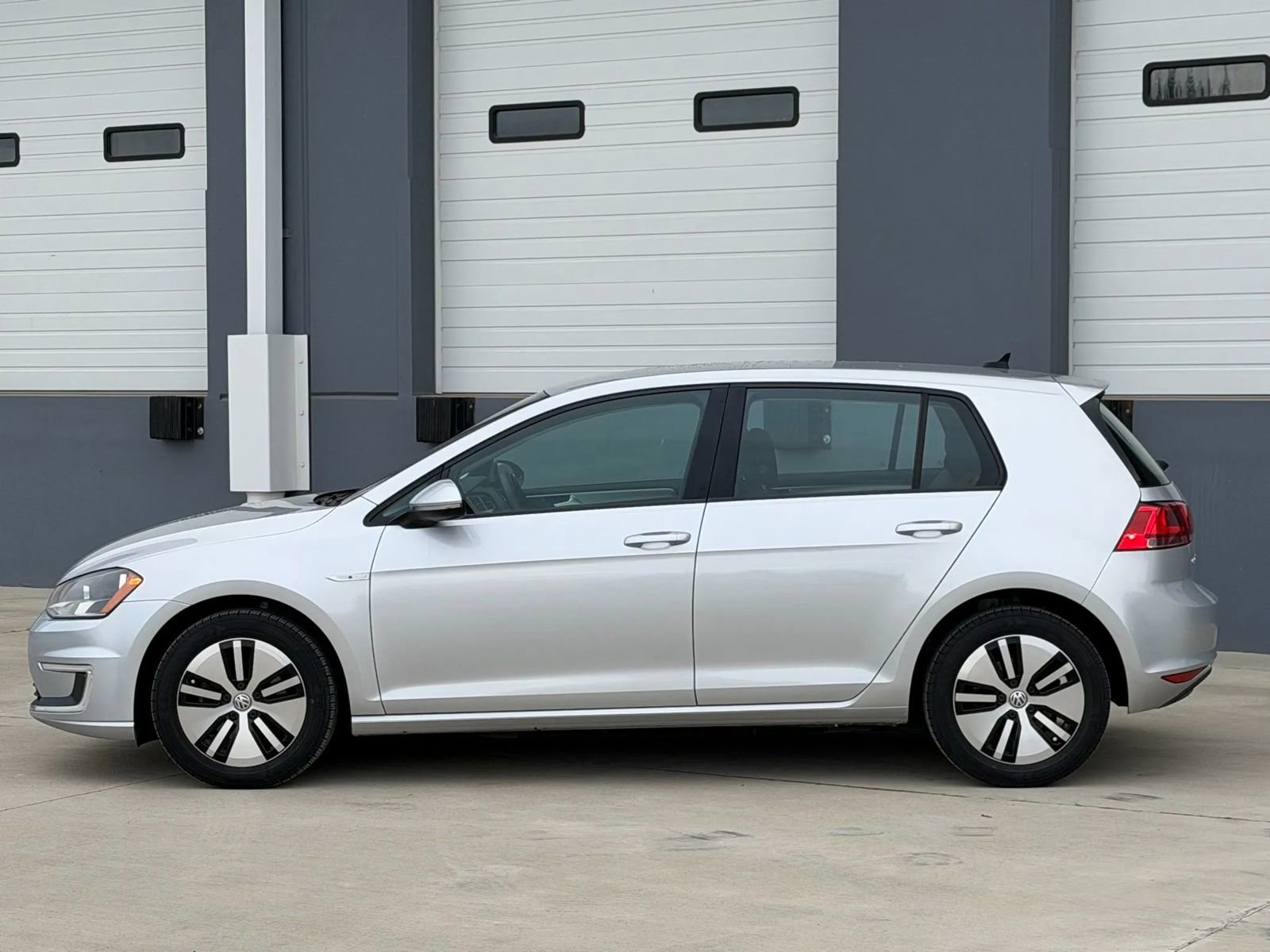 Used 2016 Volkswagen e-Golf SE image 5
