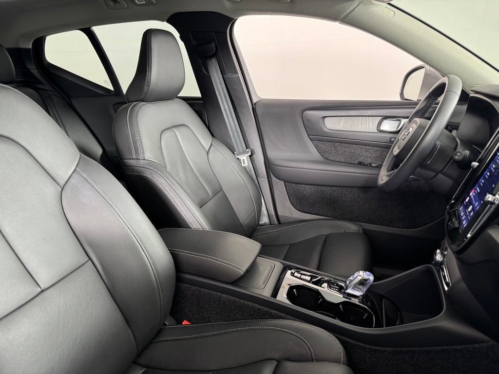 Certified 2025 Volvo XC40 B5 Plus AWD/4WD image 2