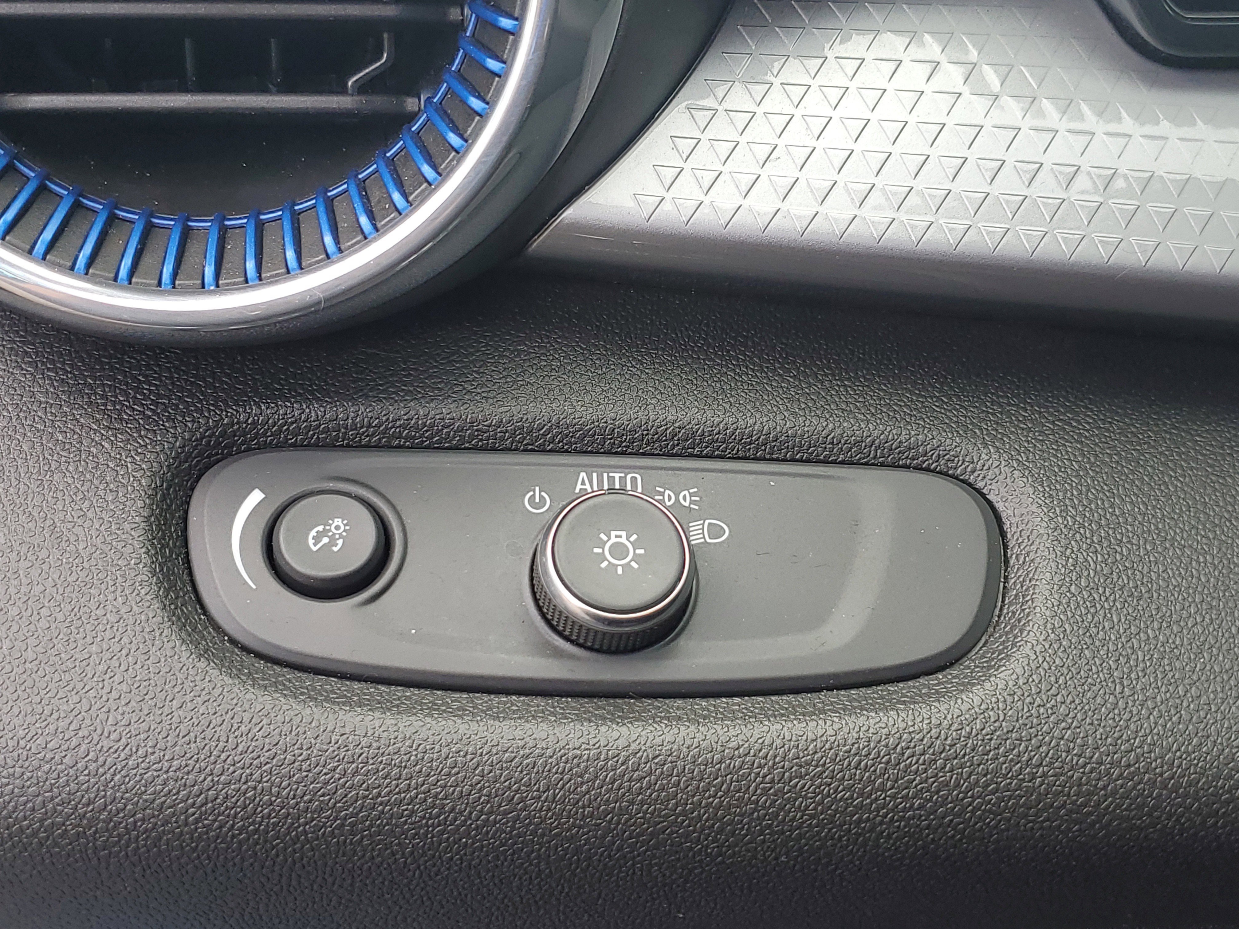 Used 2025 Chevrolet Trax LT image 23