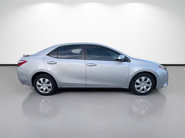Used 2015 Toyota Corolla LE FWD image 2
