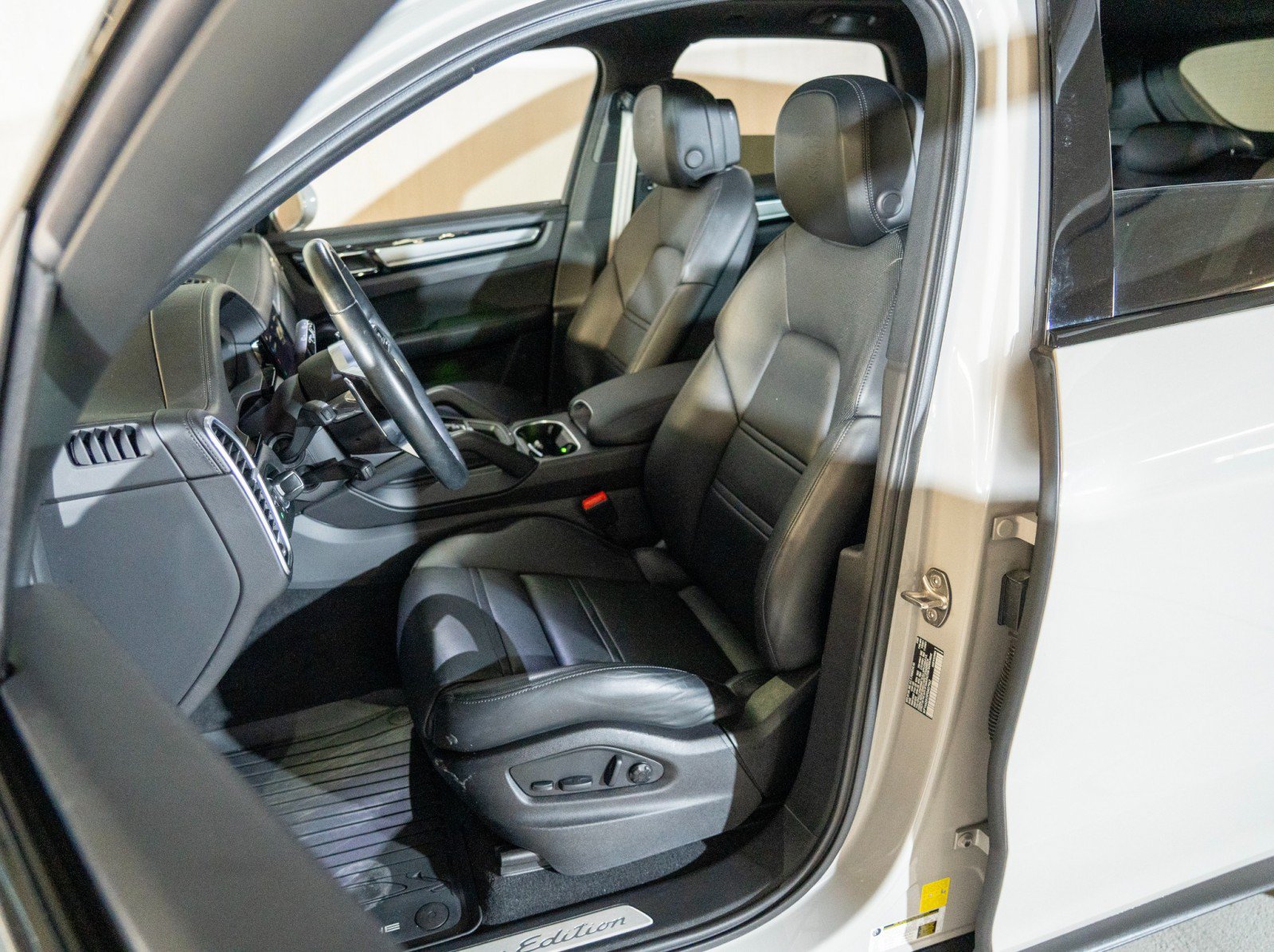 Certified 2023 Porsche Cayenne Platinum Edition AWD/4WD image 5