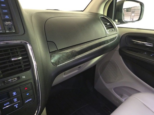 Used 2015 Chrysler Town & Country Touring image 46