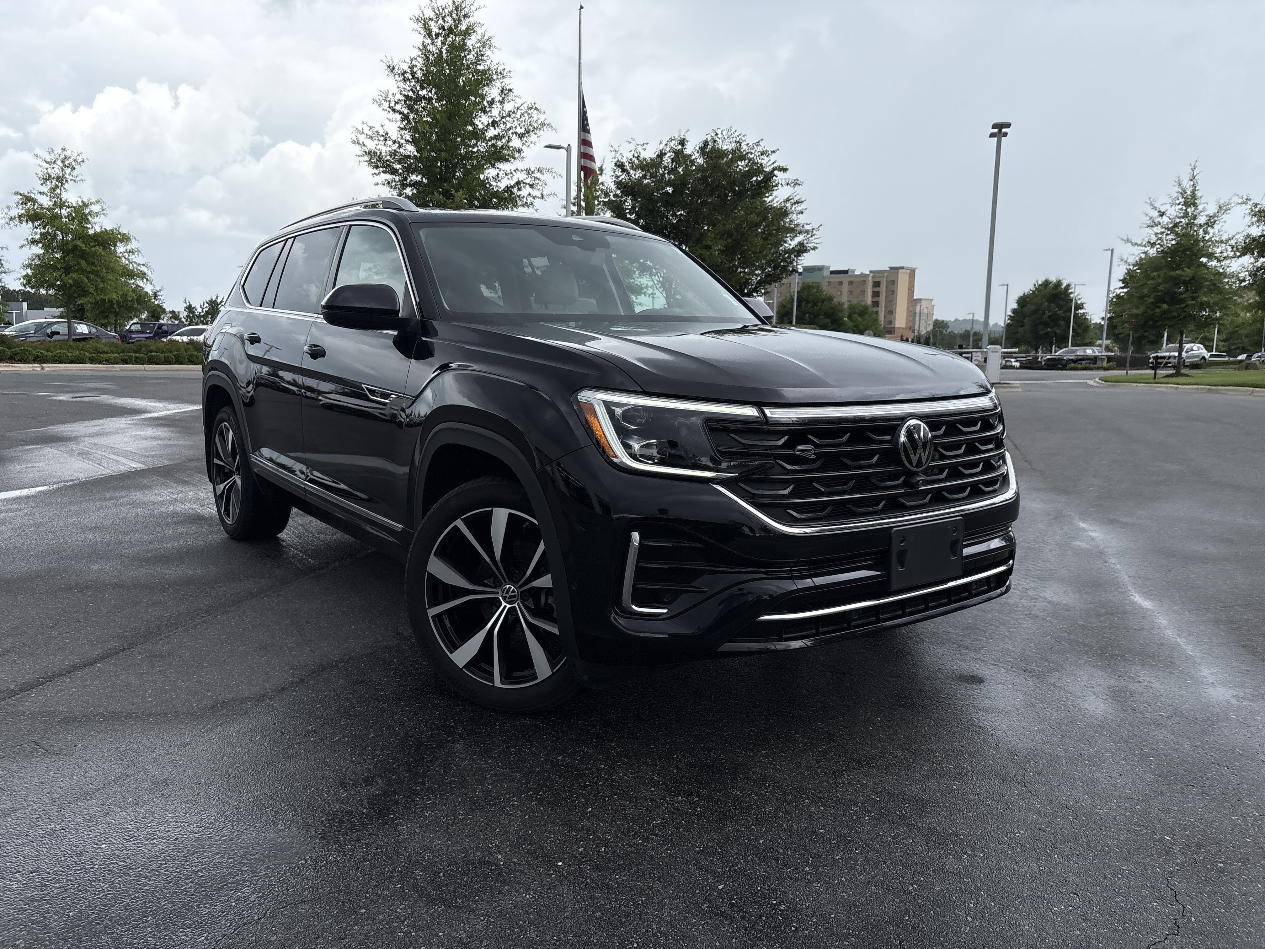 Used 2024 Volkswagen Atlas SEL Premium R-Line AWD/4WD image 2