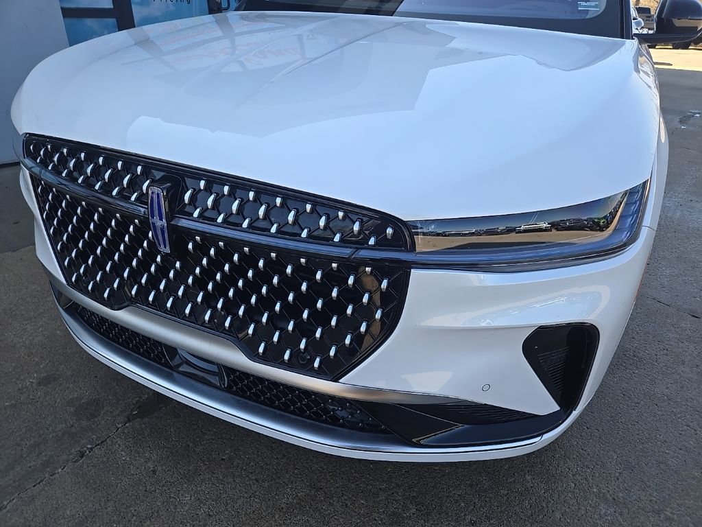 Used 2025 Lincoln Nautilus Reserve image 16