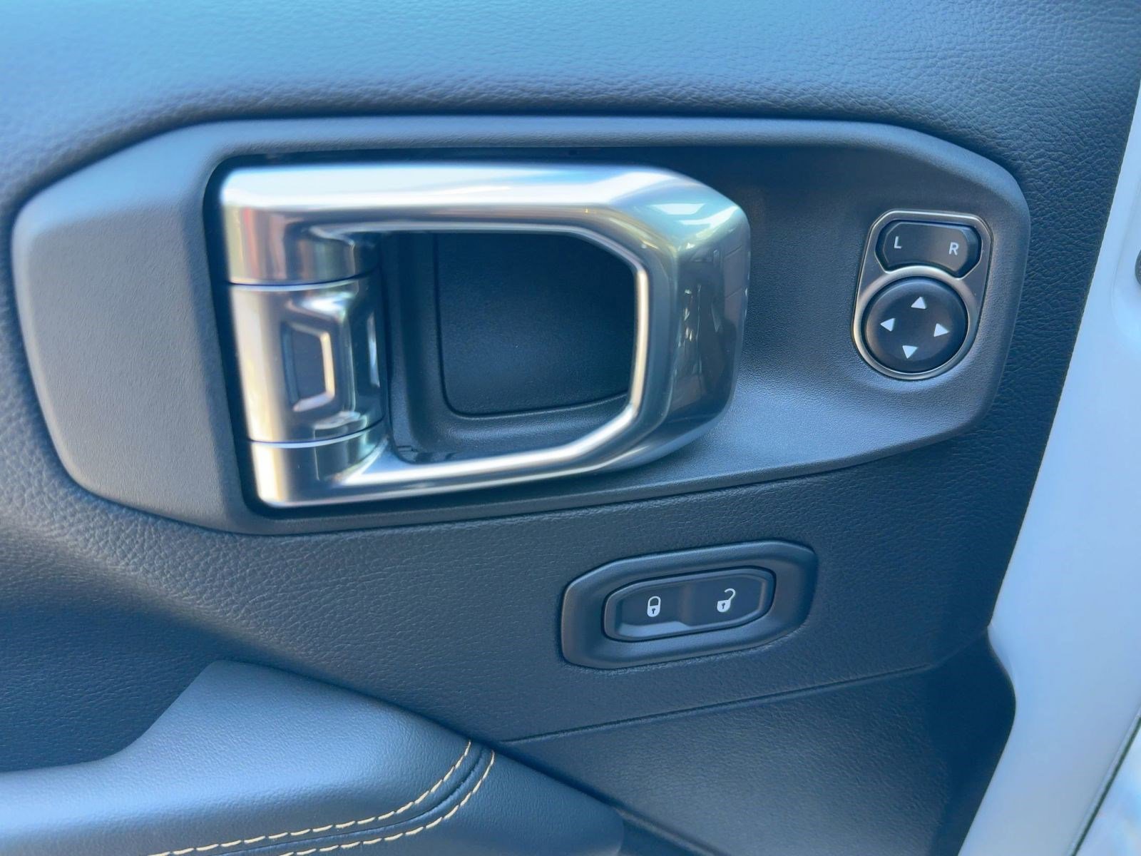 New 2025 Jeep Gladiator Sport image 12