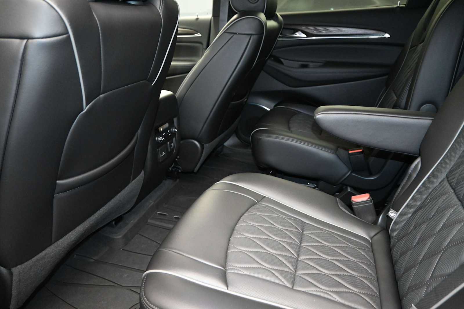 Used 2024 Buick Enclave Avenir AWD/4WD image 25