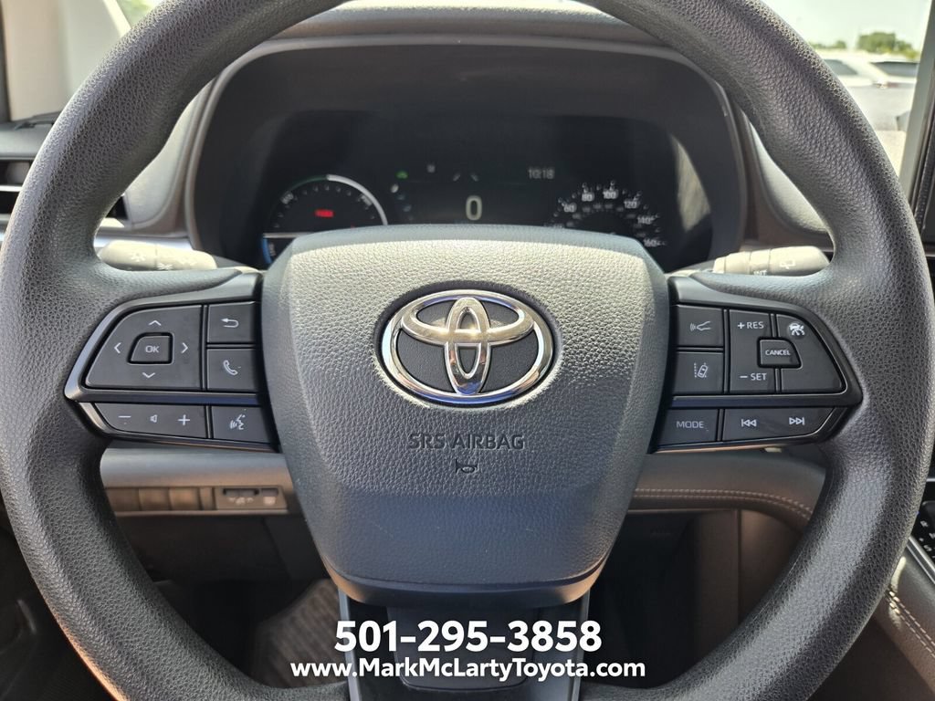 Used 2025 Toyota Sienna LE FWD image 21