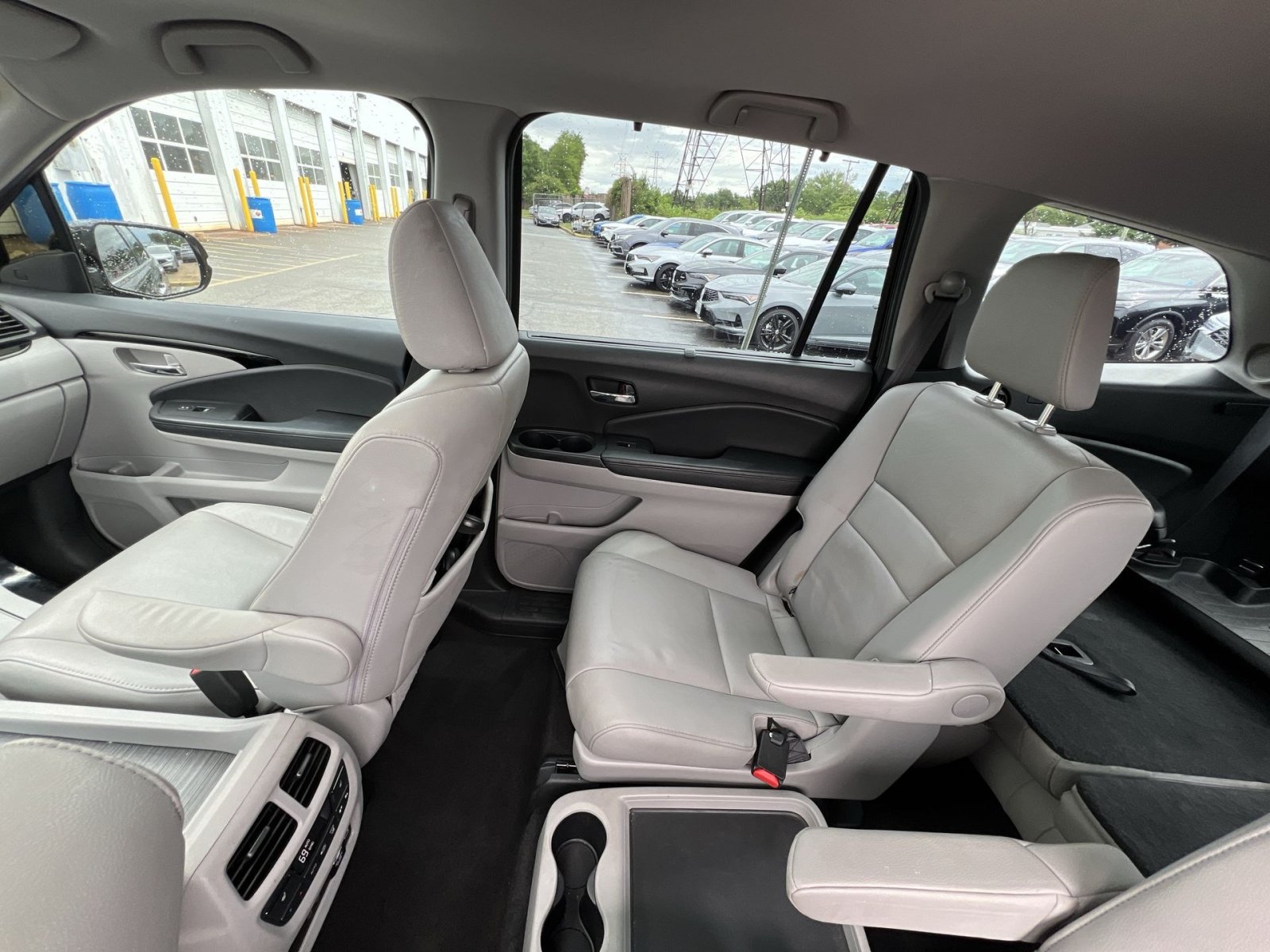 Used 2019 Honda Pilot Touring image 3