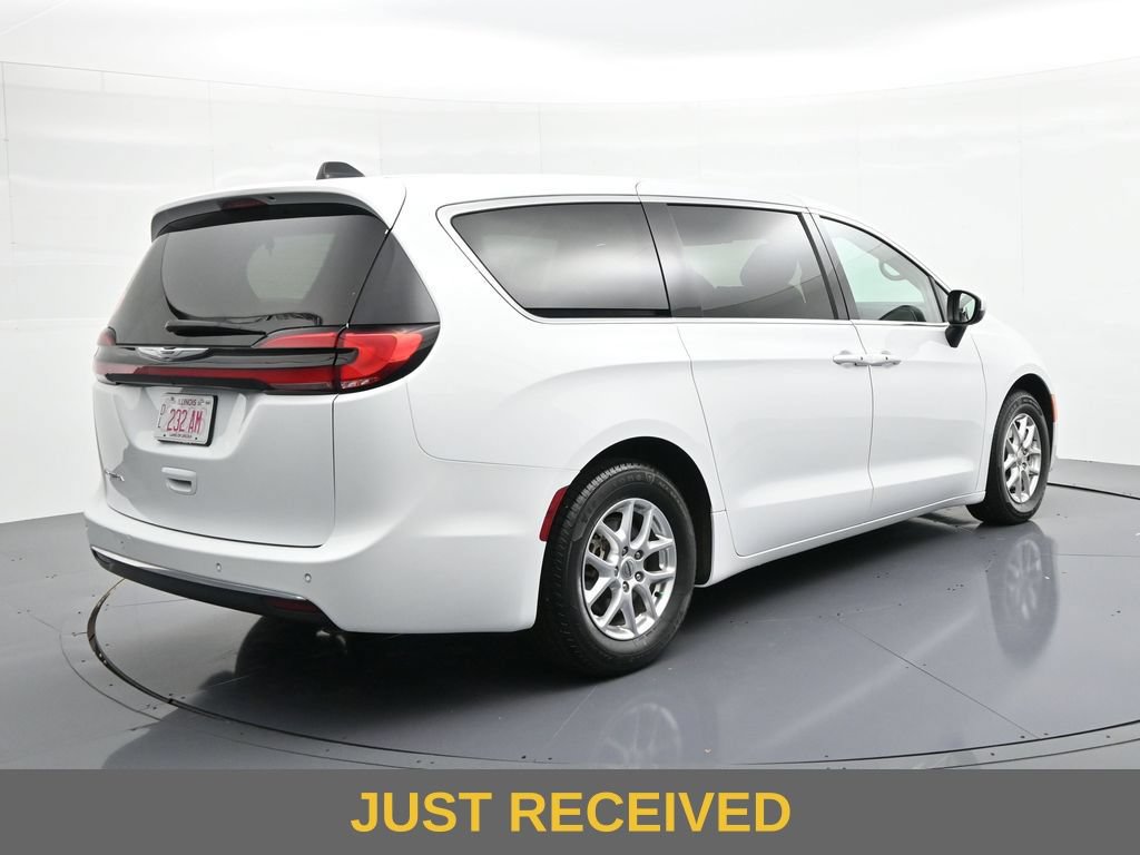 Used 2023 Chrysler Pacifica Touring-L FWD image 6