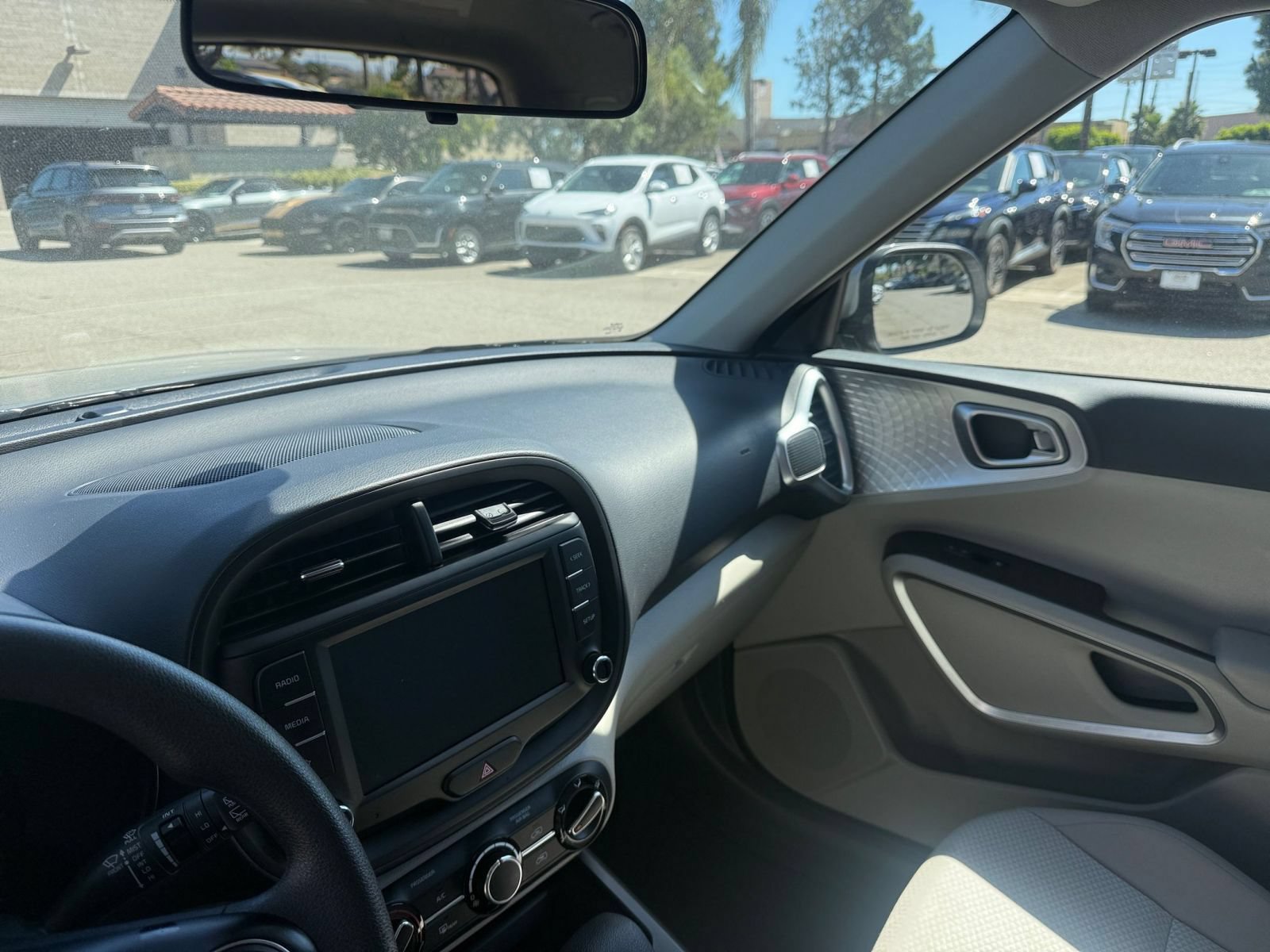 Used 2025 Kia Soul LX w/ LX Technology Package FWD image 31