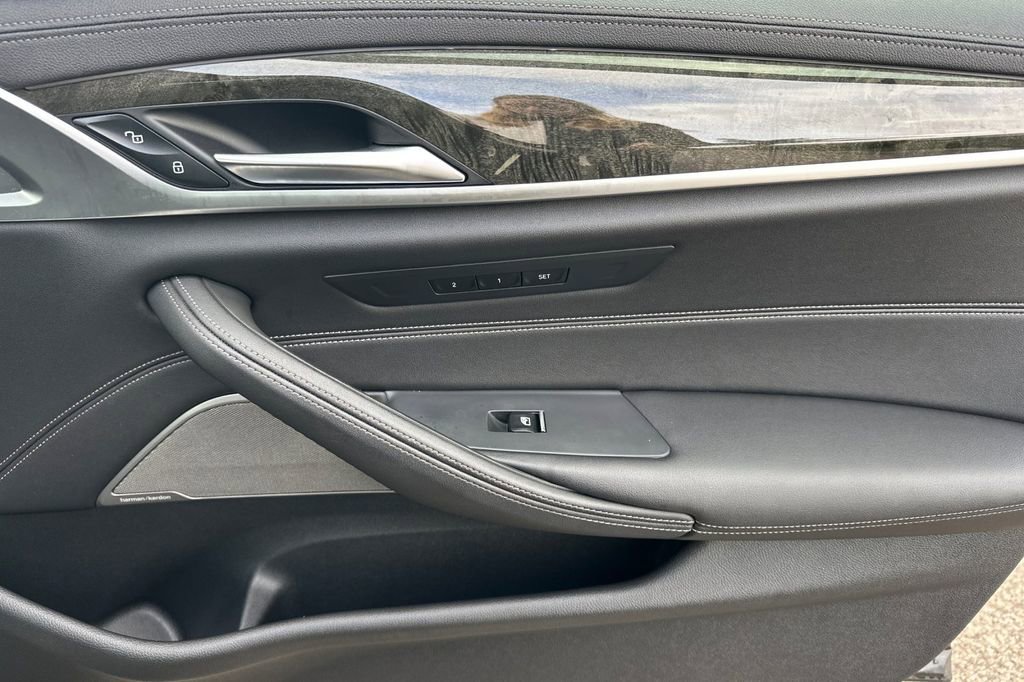 Used 2022 BMW M550i xDrive M550i xDrive w/ Dynamic Handling Package image 18