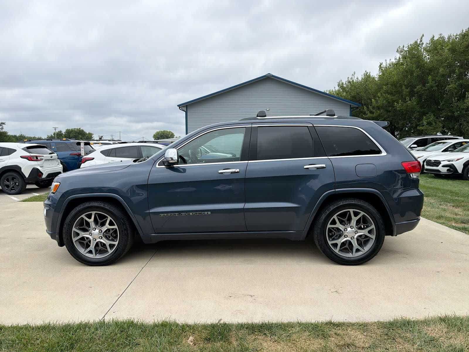 Used 2020 Jeep Grand Cherokee Overland AWD/4WD image 3