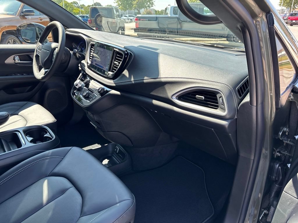 New 2027 Chrysler Pacifica Select FWD image 27