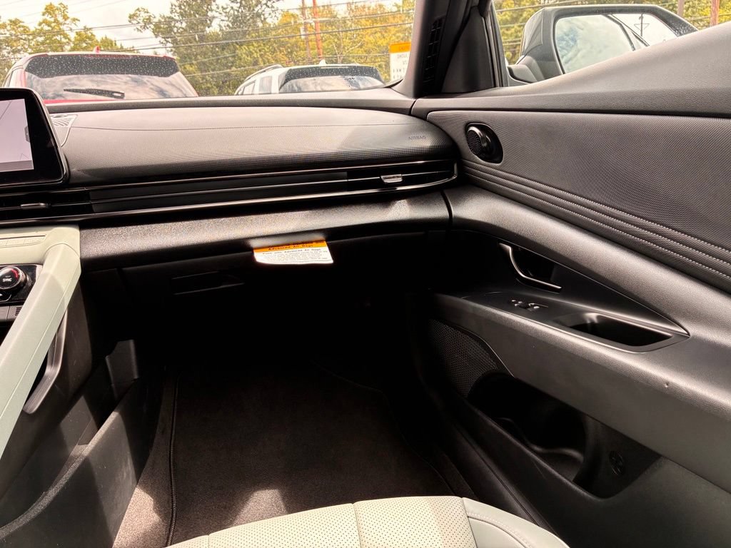Used 2025 Hyundai Elantra Limited FWD image 37