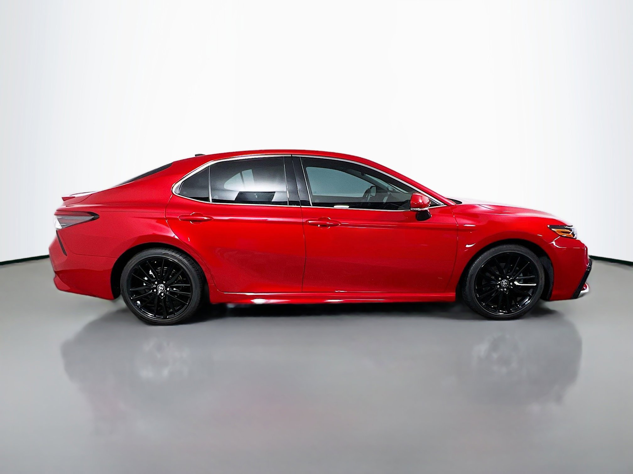 Used 2022 Toyota Camry XSE image 3