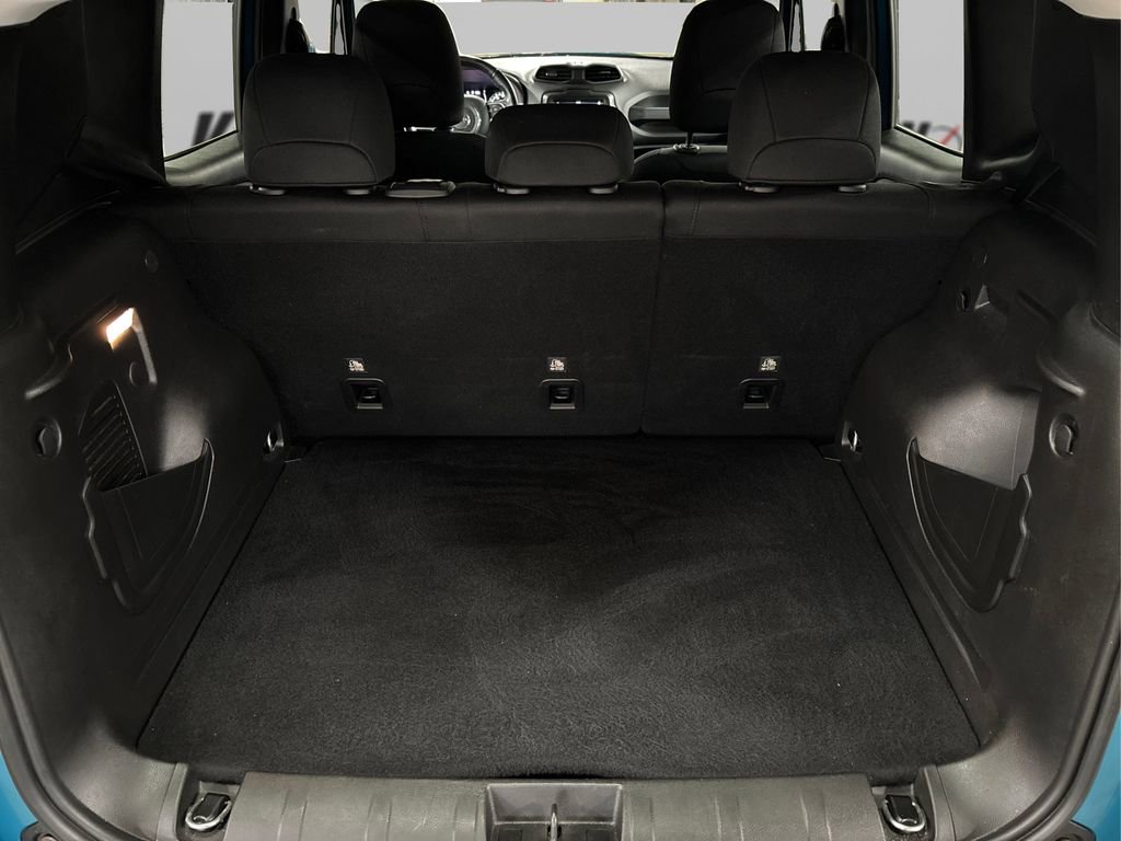 Used 2020 Jeep Renegade Latitude w/ Cold Weather Group image 11