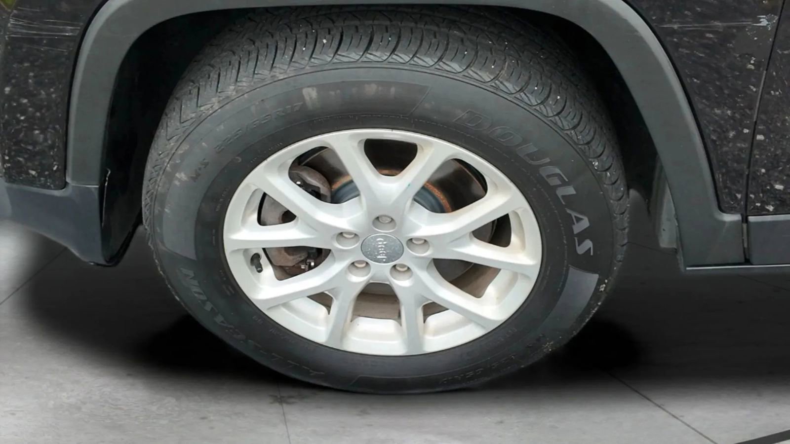 Used 2017 Jeep Cherokee Latitude w/ Cold Weather Group image 26