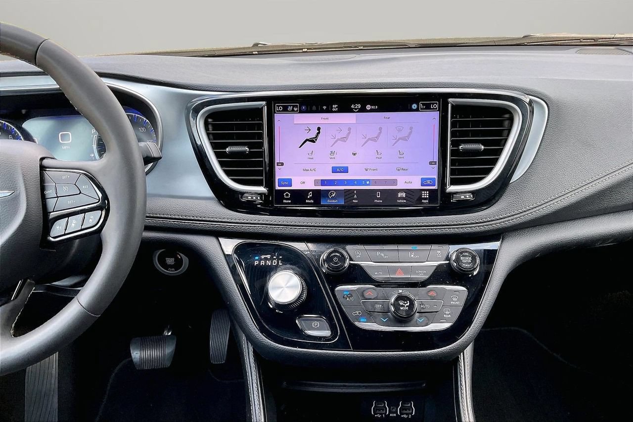 Used 2025 Chrysler Pacifica Limited FWD image 12