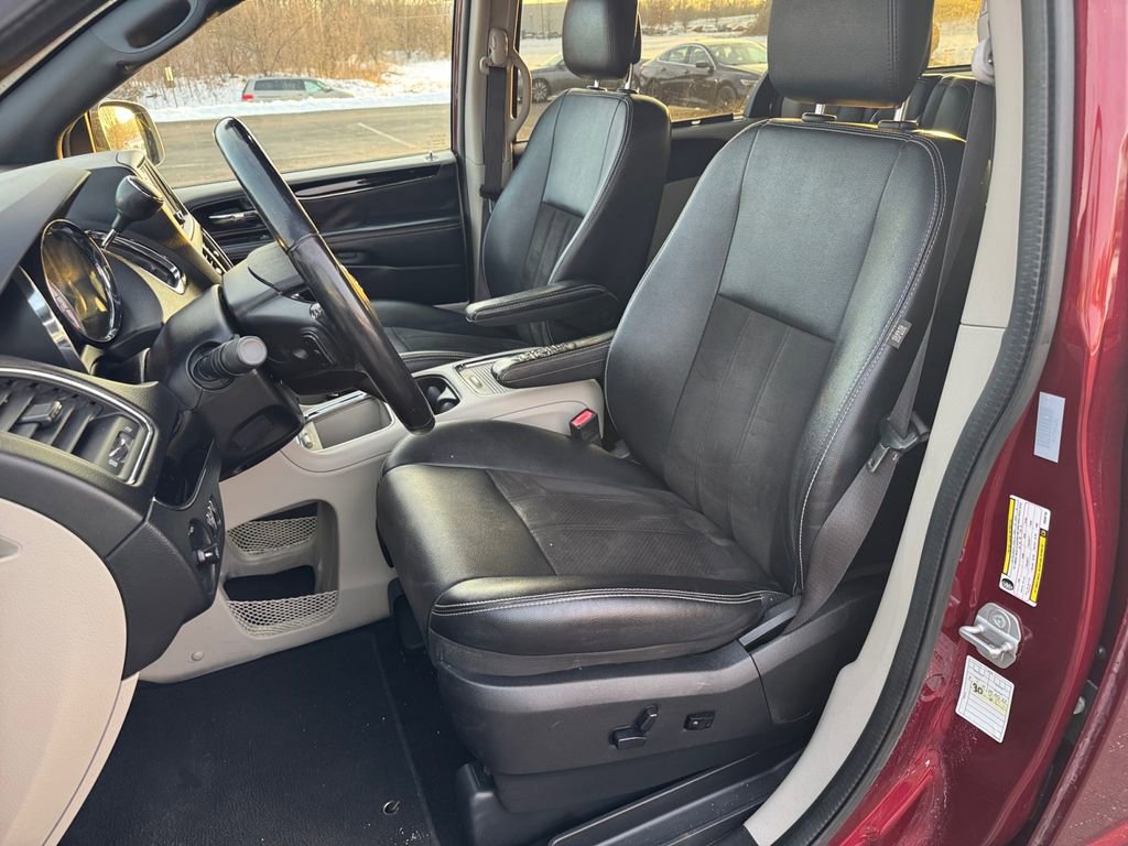 Used 2019 Dodge Grand Caravan SXT w/ Driver Convenience Group FWD image 17