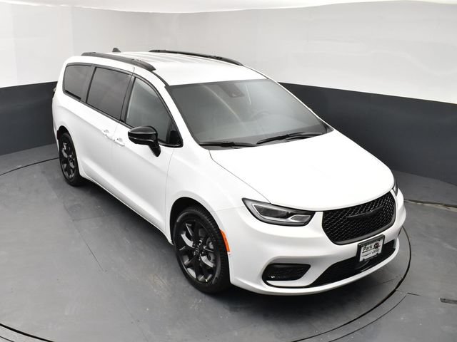 New 2026 Chrysler Pacifica Select w/ S Appearance Package AWD/4WD image 13