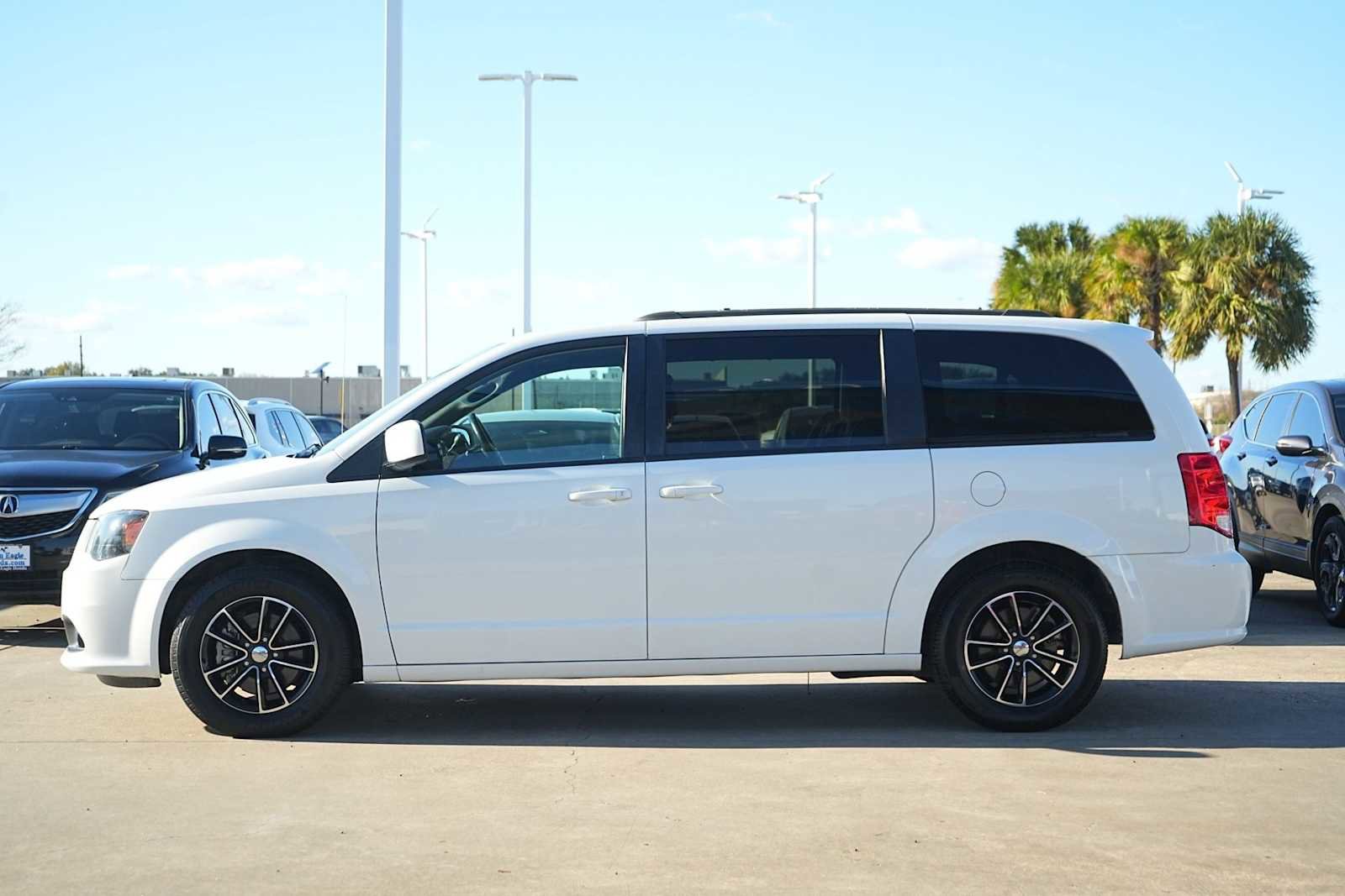 Used 2018 Dodge Grand Caravan GT image 3