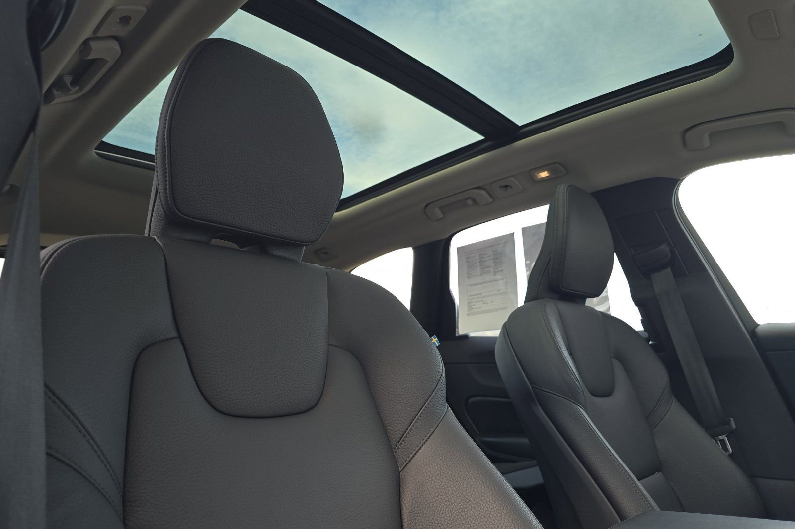 Used 2025 Volvo XC60 B5 Plus image 17