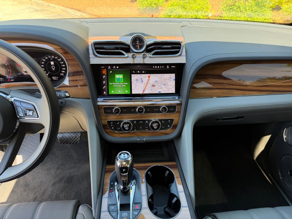 Certified 2025 Bentley Bentayga AWD/4WD image 4