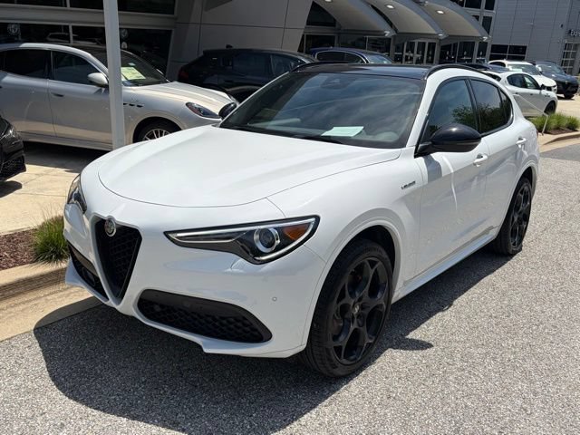 Used 2023 Alfa Romeo Stelvio Veloce AWD/4WD image 2
