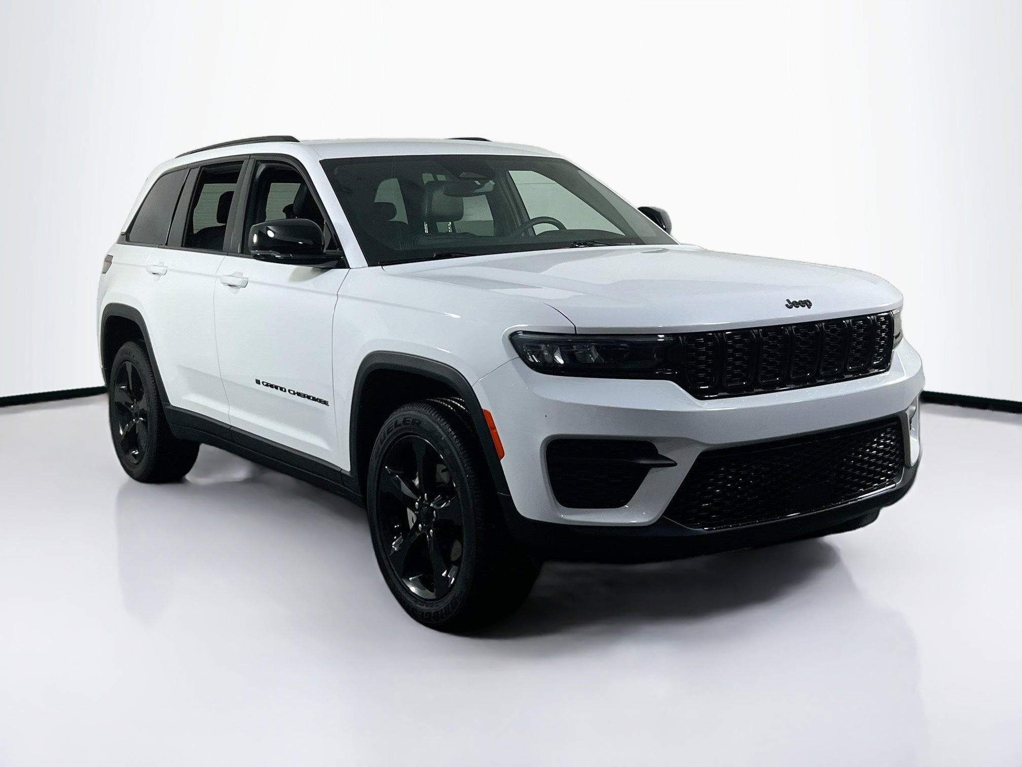 Used 2023 Jeep Grand Cherokee Altitude image 3