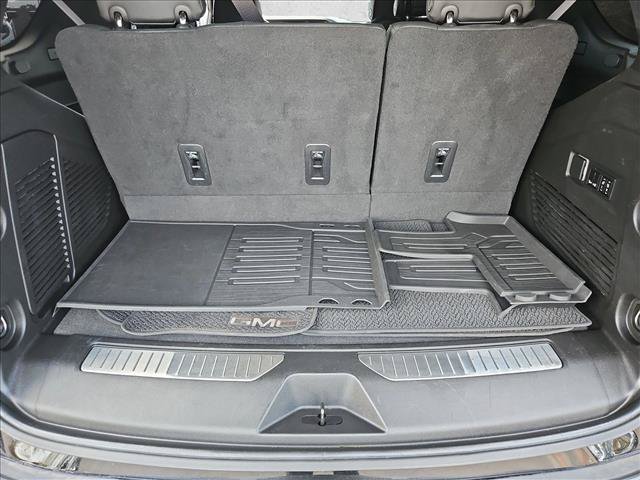 Used 2022 GMC Yukon Denali w/ Advanced Technology Package AWD/4WD image 6