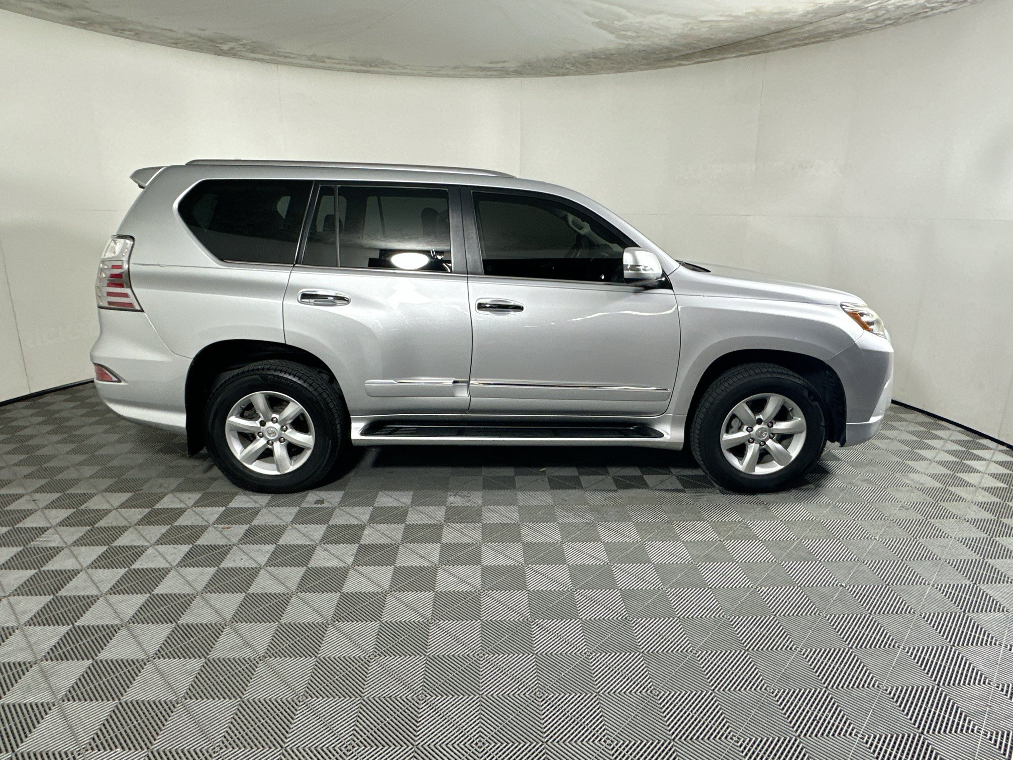 Used 2016 Lexus GX 460 w/ Navigation Package AWD/4WD image 2