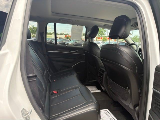 Used 2023 Jeep Grand Cherokee Limited w/ Luxury Tech Group II AWD/4WD image 19