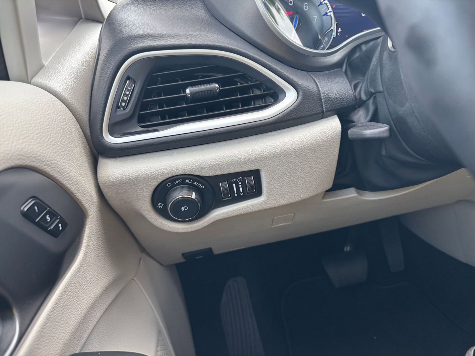 Used 2024 Chrysler Pacifica Touring-L image 34