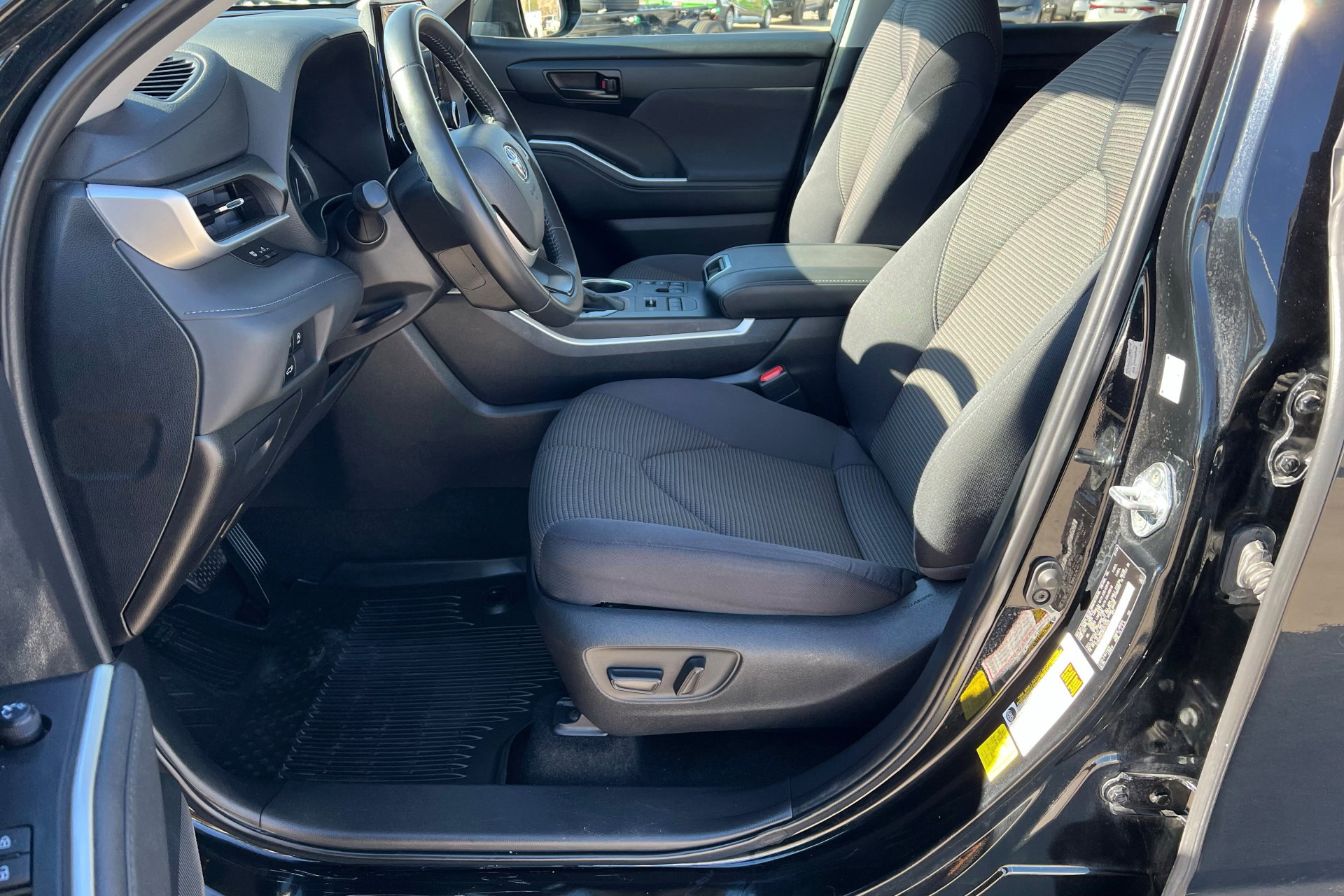 Used 2024 Toyota Highlander LE image 19