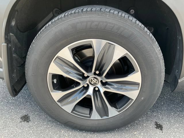 Used 2023 Toyota Highlander XLE AWD/4WD image 9